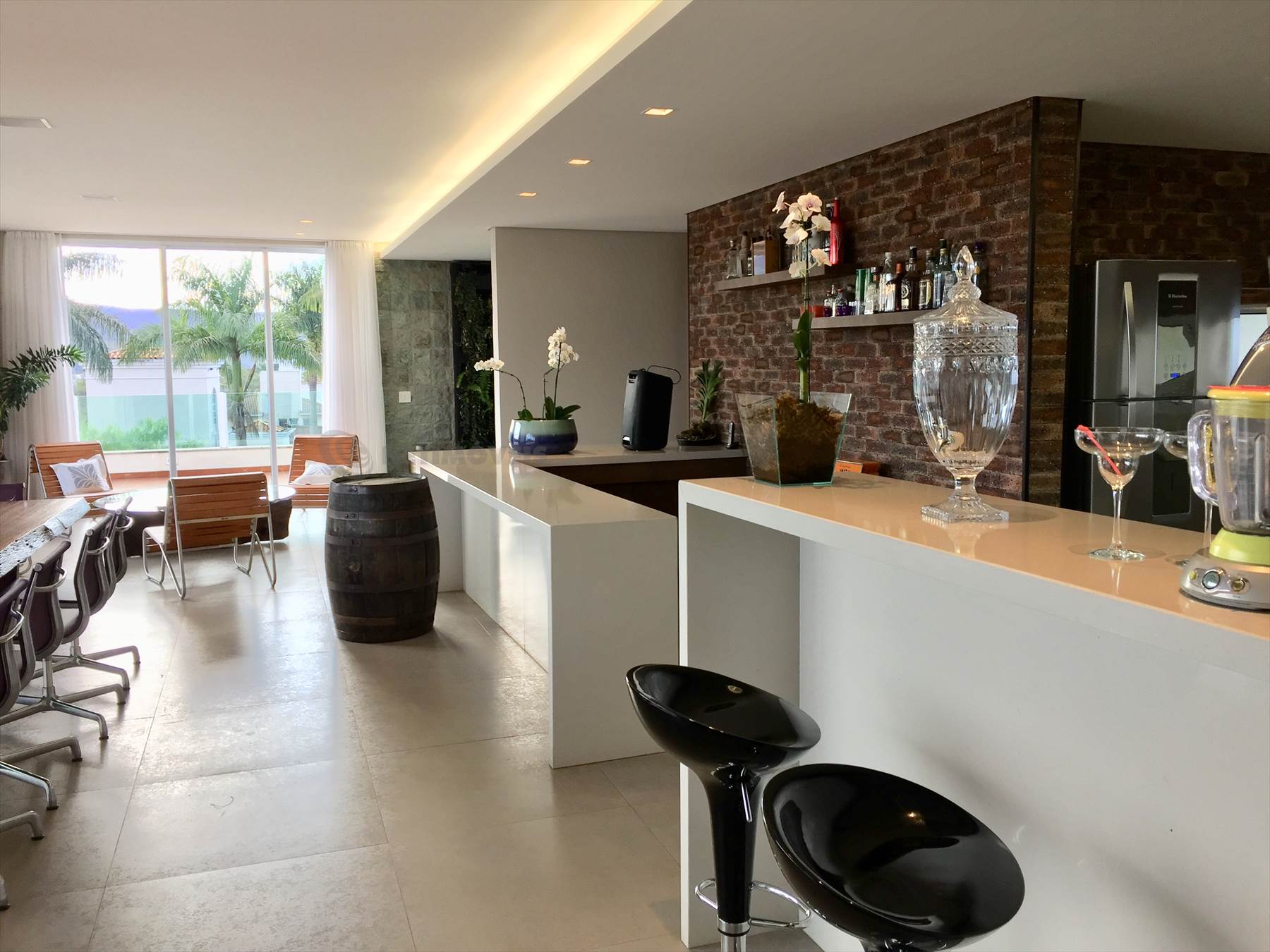 Espaço gourmet inegrado com piscina