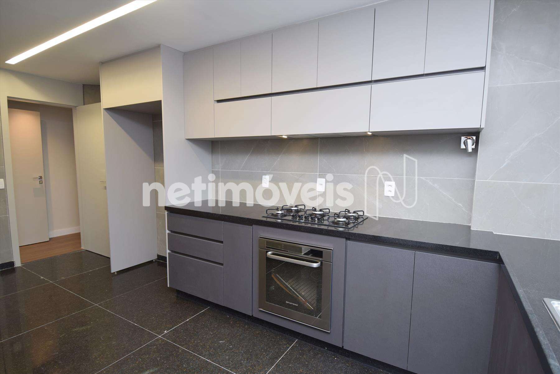 Cozinha ampla com armários