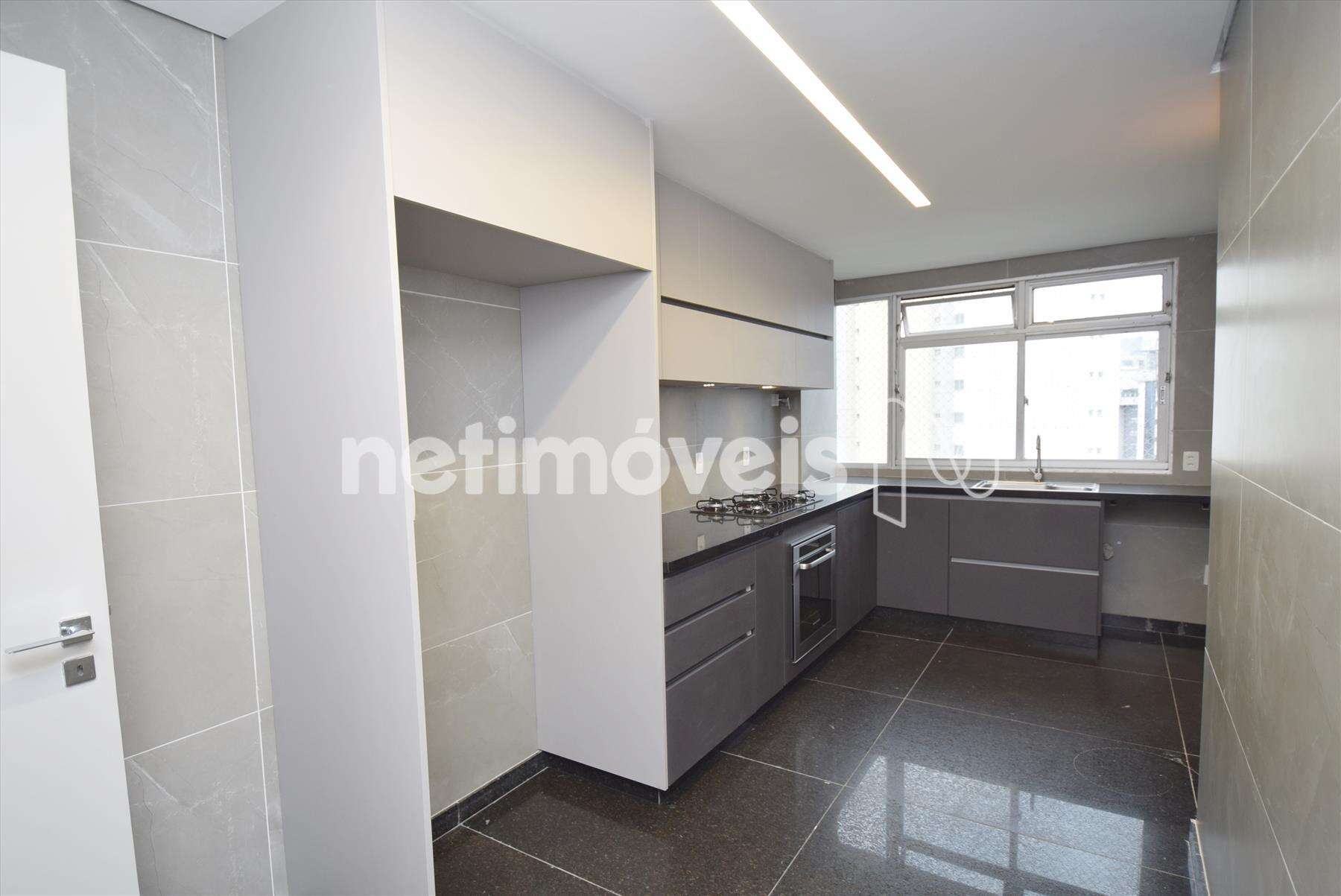 Cozinha ampla com armários