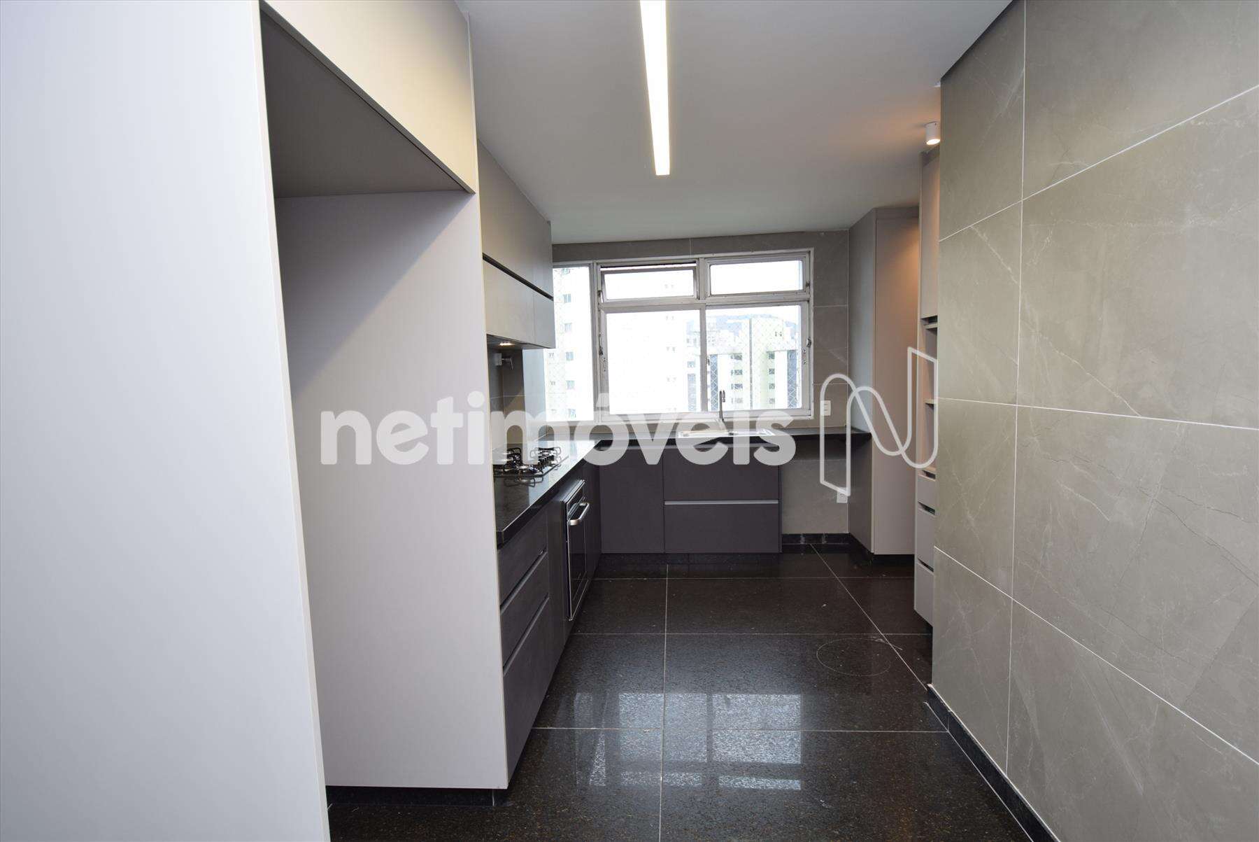 Cozinha ampla com armários