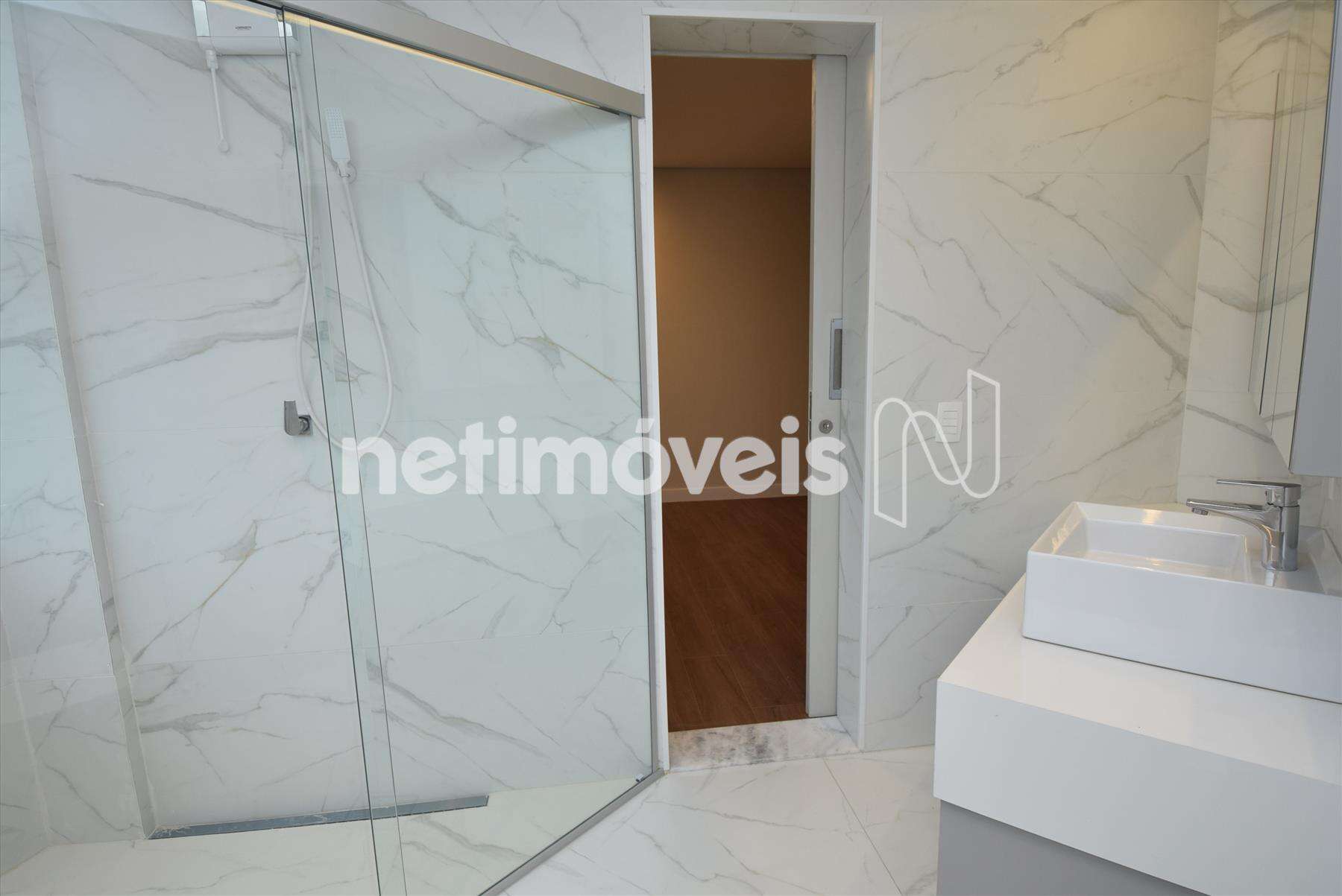 Suíte jr. 01 com armário e box blindex