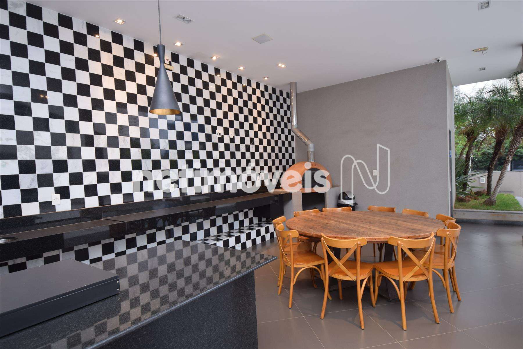 Espaço gourmet com forno de pizza a lenha