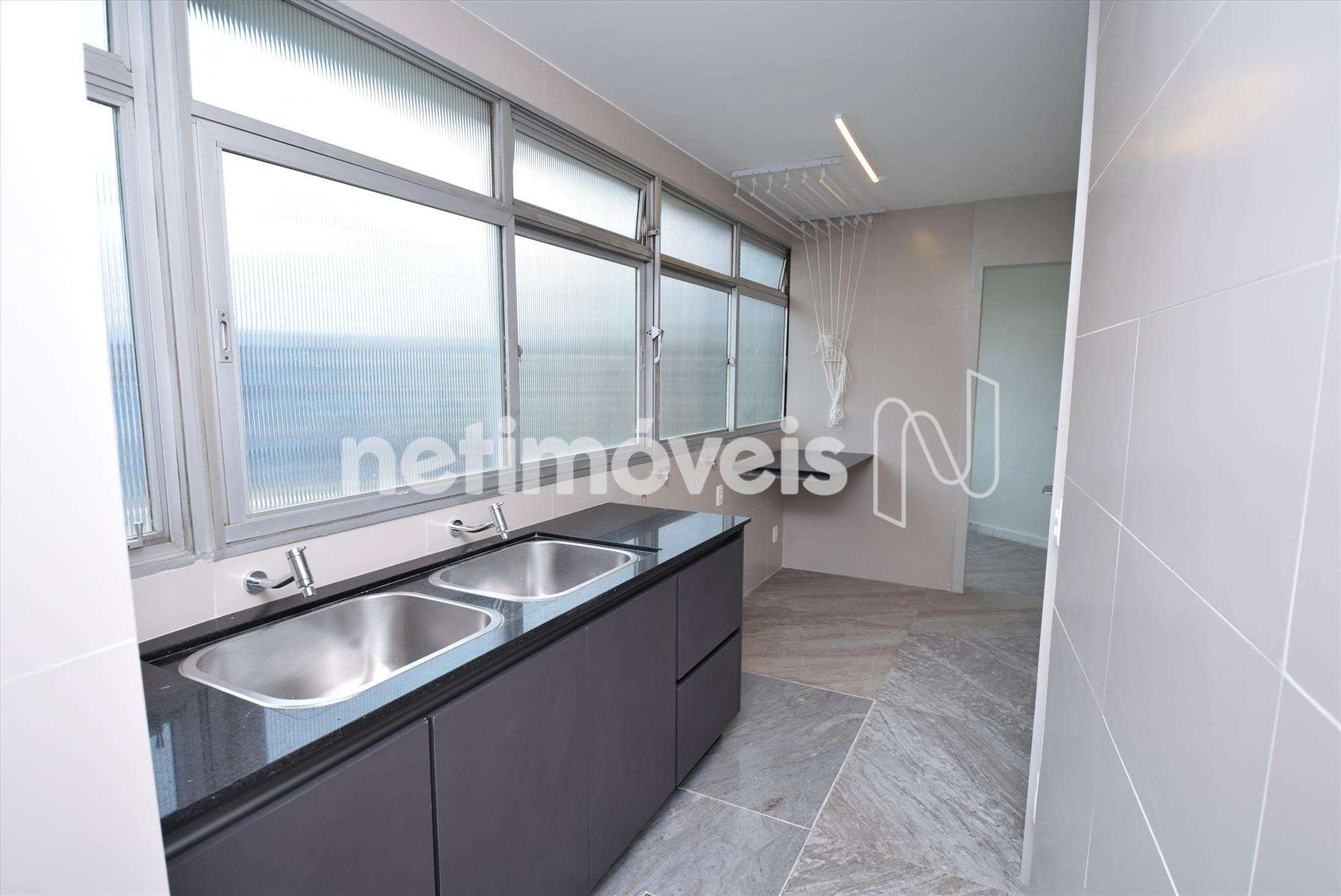 Área de serviço com armários